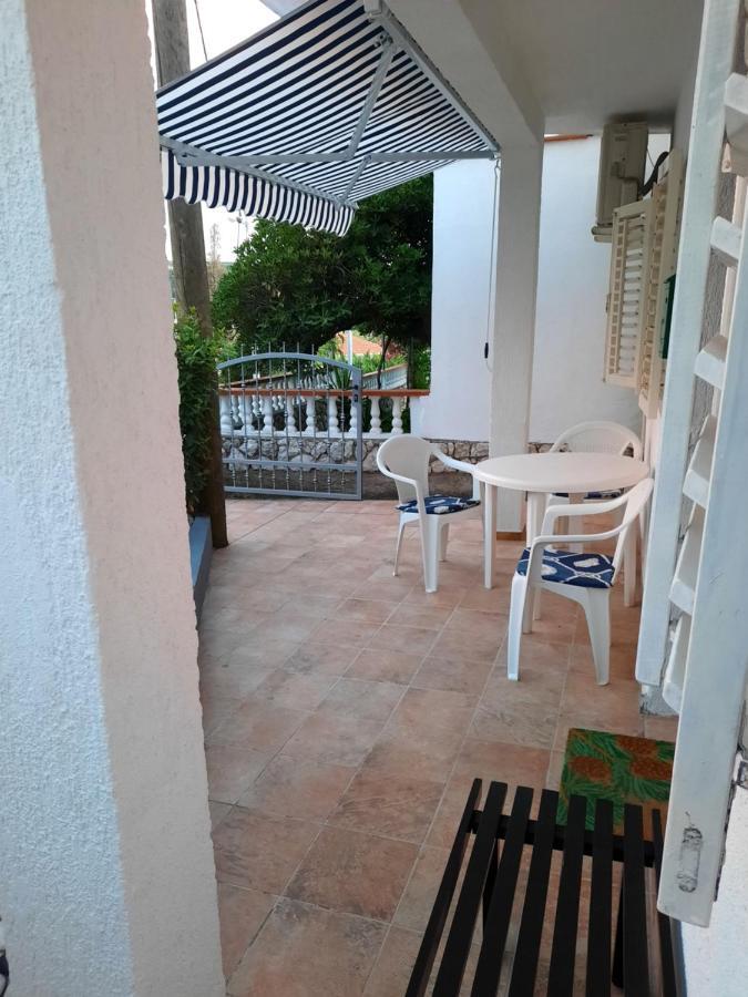 Apartmani Ana-Lora Lopar Buitenkant foto